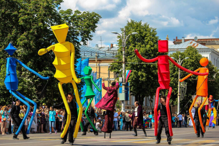 GIGANTES BAILARINES - Imagen 4